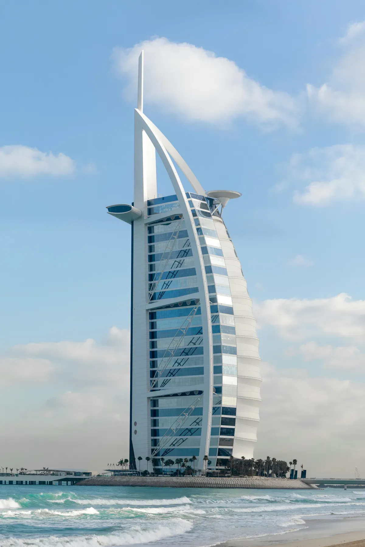 Burj Al Arab — charakterystyczny hotel w kształcie żagla na wybrzeżu Dubaju, widok z plaży