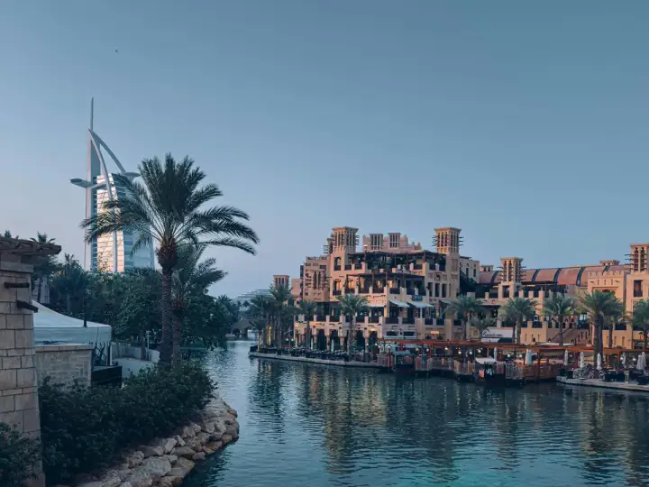 Proces zakupu nieruchomości w Dubaju — panorama miasta z wieżowcami