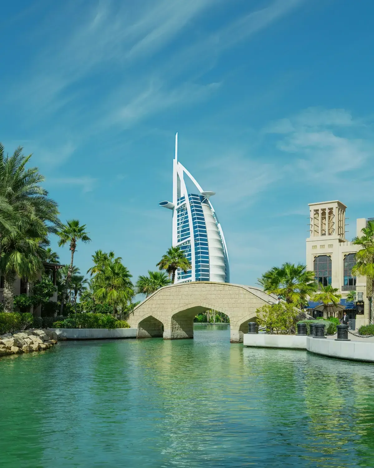 Panorama Dubaju o zmierzchu z Burj Khalifa i wieżowcami Downtown